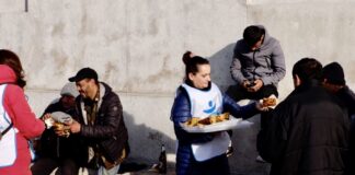 Le calze della Befana per i senza fissa dimora distribuite dai volontari di Progetto Arca.