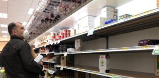 Coronavirus, locali pubblici chiusi dalle 18, partita la corsa ai generi alimentari ai supermarket.