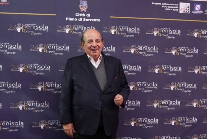 Giancarlo-Magalli-al-Premio-Penisola-Sorrentina-scaled