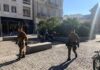Straniero infastidisce clienti di un bar, fermato dall’Esercito in Corso Como.