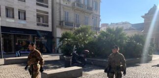 Straniero infastidisce clienti di un bar, fermato dall’Esercito in Corso Como.