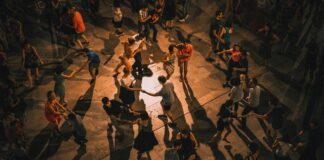 A Roma ci si conosce a ritmo di salsa.