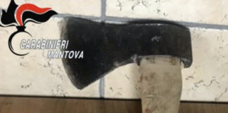 Nigeriano aggredisce passanti e Carabinieri con ascia a Castiglione delle Stiviere, arrestato.