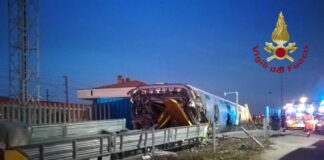 Deraglia treno Frecciarossa a Lodi, morti due macchinisti, 27 feriti, strage sfiorata.