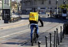 Coronavirus, dal Comune mascherine per tassisti e riders.