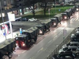 Colonna di camion militari porta via i feretri dei deceduti da Bergamo.