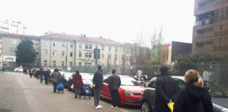 Di nuovo code ai supermarket a Milano.