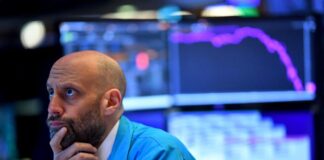 Borsa, avvio positivo, Milano +2%, spread scende sotto 200.