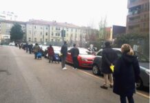 Milano, ancora code ai supermarket.