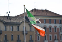 Coronavirus, bandiera a mezz’asta e minuto di silenzio a Palazzo Marino.