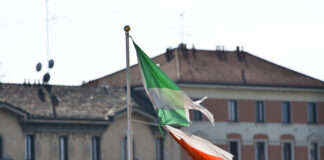 Coronavirus, bandiera a mezz’asta e minuto di silenzio a Palazzo Marino.