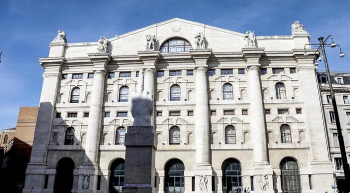 Borsa, Milano apre in calo, poi riduce. Spread in salita.