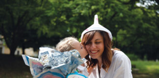 Si avvicina la Pasqua: oggi più che mai c’è bisogno di un Uovo Amico! Quello del bambino con l’imbuto sostiene il progetto GENEDREN contro il Neuroblastoma