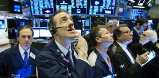 Borsa, Milano in calo, spread sopra 200.