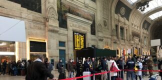 Coronavirus, primi controlli in Stazione Centrale, code tra i viaggiatori.