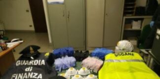 Portavano guanti e mascherine in Svizzera, fermati da GdF a Ponte Chiasso.