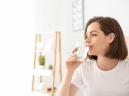 Allergie di stagione, bere molta acqua contribuisce a tenerle lontane.
