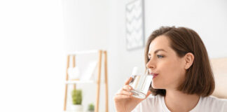 Allergie di stagione, bere molta acqua contribuisce a tenerle lontane.