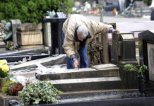 Campo 81 del Cimitero Maggiore riservato ai morti di coronavirus, già 87 croci.
