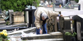 Campo 81 del Cimitero Maggiore riservato ai morti di coronavirus, già 87 croci.