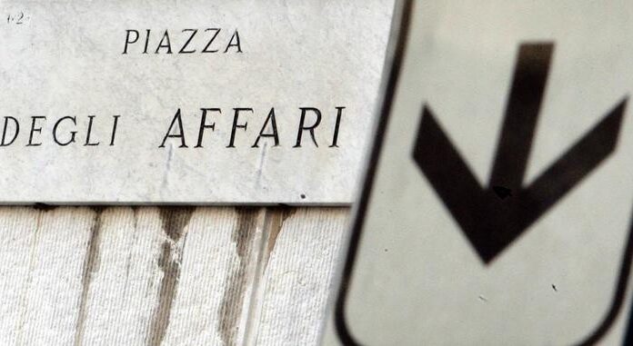 Le banche trascinano giù la borsa. Spread stabile.