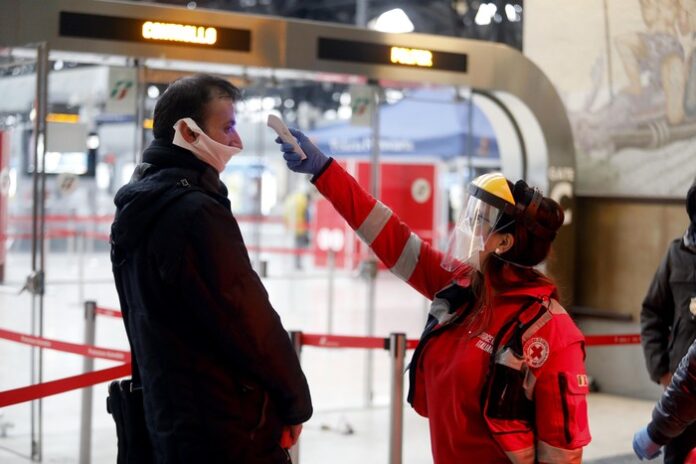 Controllo temperatura per i viaggiatori in partenza stazione centrale