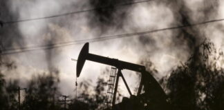 Petrolio, dopo il crollo a meno di zero una mini risalita.