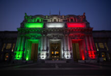 La Stazione Centrale illuminata del Tricolore.