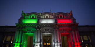 La Stazione Centrale illuminata del Tricolore.