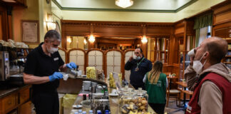 Milano, prima giornata di riapertura. Primi caffè al bar, prima messa al Duomo.