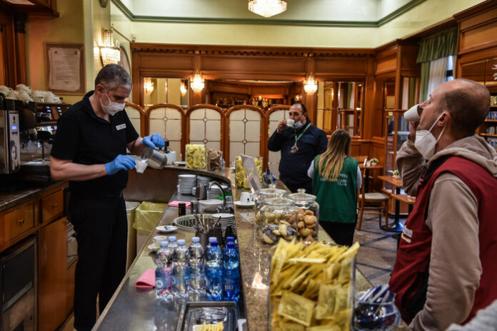 Bar in via Paleocapai apre luned in occasione della riapertura dopo il lockdown a causa del coronavirus Covid-19