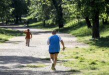 Riaprono i parchi, spuntano bambini e runners.