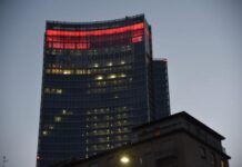 Pirellone illuminato di rosso per Croce Rossa.