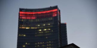 Pirellone illuminato di rosso per Croce Rossa.