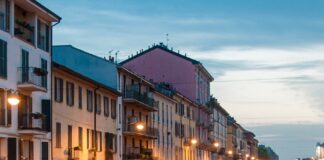 Movida, Fontana e De Corato si appellano ai sindaci: facciano rispettare le regole, altrimenti serviranno nuove restrizioni.