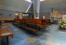 Come ci si muove in sicurezza in Chiesa dopo il lockdown? A Milano, la parrocchia della Santissima Trinità (zona Paolo Sarpi), ha adottato il semaforo comportamentale di Safety Pois.