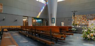 Come ci si muove in sicurezza in Chiesa dopo il lockdown? A Milano, la parrocchia della Santissima Trinità (zona Paolo Sarpi), ha adottato il semaforo comportamentale di Safety Pois.