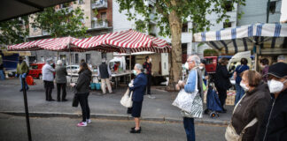 Riaprono i mercati all’aperto, code ordinate.