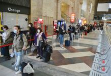 Stazione, fila ordinata di passeggeri per Napoli.