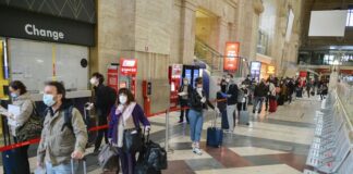 Stazione, fila ordinata di passeggeri per Napoli.