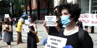 Protestano i lavoratori dello spettacolo davanti alla Triennale.