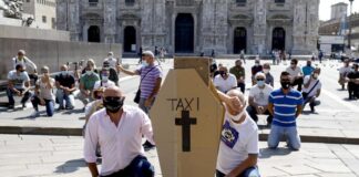 Tassisti in ginocchio in Piazza Duomo.