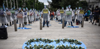 Flash mob degli infermieri per ricordare le vittime del coronavirus.