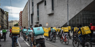 Riders in sciopero in centro.