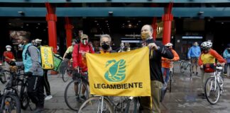 Biciclette sui treni, il flash mob alla stazione Cadorna.