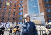 Fausto Leali canta per gli Spedali Civili di Brescia.