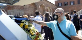 In centinaia ai funerali di Corso a Sant’Ambrogio.