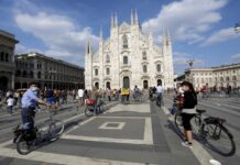 Milano cambia Giro, 400 ciclisti in Piazza Duomo per il flash mob.