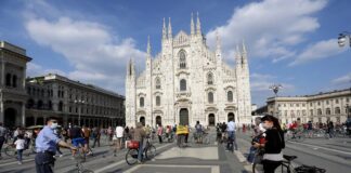 Milano cambia Giro, 400 ciclisti in Piazza Duomo per il flash mob.