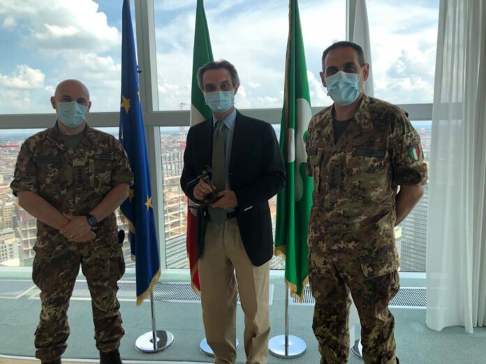 il Presidente della Lombardia Fontana che saluta il Colonnello Tambè ed il Colonnello Guarino